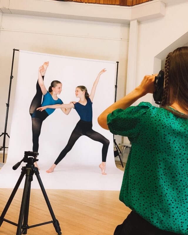 PHOTOSHOOT 📸

had the most incredible day shooting with @photographywithdanielle_ 📸

we love providing our students with these amazing opportunities and we are so proud of how hard they worked💫

we can’t wait to see the results 🤍

•
#dancephotography #dancephotoshoot #londonphotoshoot #putneymums